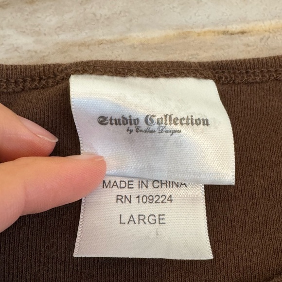 Studio Collection by Endear Designs Brown Graphic Floral Top Size Large - Picture 4 of 7
